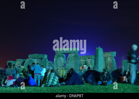 Der Sommer-Sonnenwende in Stonehenge. Bevor die Sonne für den längsten Tag aufgeht. Stockfoto