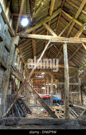 Large Fachwerk und Backstein Heu Scheune, Worcestershire, England. Stockfoto