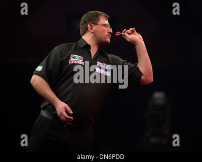 London, UK. 19. Dezember 2013. James Wade [England] in Aktion gegen Darren Webster [England] während der Ladbrokes World Darts Championships von Alexandra Palace. Bildnachweis: Aktion Plus Sport/Alamy Live-Nachrichten Stockfoto