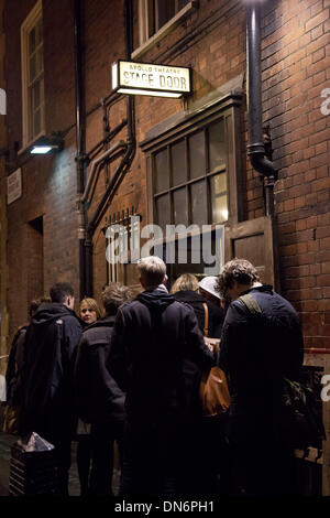 London, UK. 19. Dezember 2013. Besetzung und Arbeiter des Apollo Theater Konsole einander am Bühneneingang. Durch einen Teil der Decke im Apollo-Theater, an der Shaftesbury Avenue herunterfallen haben mindestens 90 Menschen verletzt worden. Bildnachweis: Nelson Pereira/Alamy Live News Stockfoto