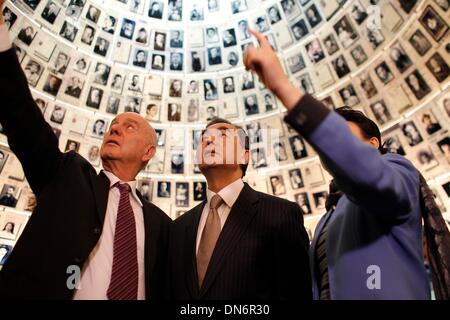 Jerusalem. 19. Dezember 2013. Visiting Chinese Foreign Minister Wang Yi (C) befasst sich mit Bilder von Juden im Holocaust getötet, während eines Besuchs in der Halle der Namen in Yad Vashem Holocaust Memorial Museum in Jerusalem, am 19. Dezember 2013. Bildnachweis: Muammar Awad/Xinhua/Alamy Live-Nachrichten Stockfoto