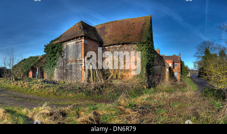 Überwuchert und verfallenen Scheune, Warwickshire, England. Stockfoto