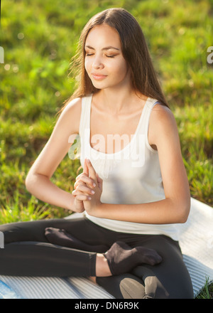 Junges Mädchen beim Yoga im park Stockfoto