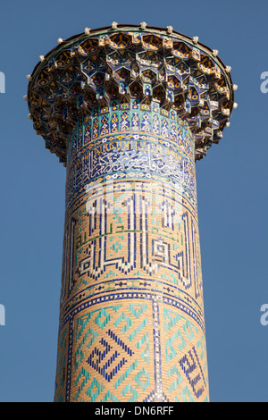 Spitze eines Minaretts, Ulugh Beg Medresen, auch bekannt als Ulugbek Madrasah, Registan Quadrat, Samarkand, Usbekistan Stockfoto