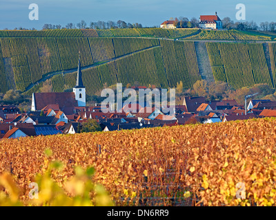 Blick über Weinberge in Nordheim mit Vogelsberg Kloster in Volkach, Franken, Bayern, Deutschland Stockfoto