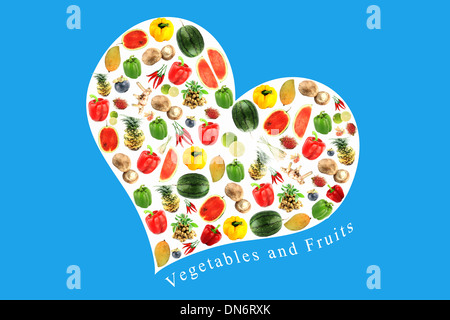 Obst und Gemüse auf ein weißes Herz, spiegelt es die Sorgfalt und Liebe zu gutem Essen. Stockfoto