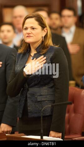 Manhattan, New York, USA. 19. Dezember 2013. Stadtrat und Mitglied CHARLES BARON wirft seine Faust auf den Boden des City Council Chambers für die letzte Sitzung des Jahres 2013, Donnerstag, 19. Dezember 2013. Bildnachweis: Bryan Smith/ZUMAPRESS.com/Alamy Live-Nachrichten Stockfoto