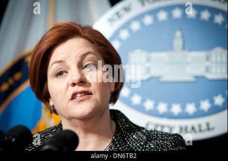 Manhattan, New York, USA. 19. Dezember 2013. Stadtrat Sprecher CHRISTINE QUINN spricht auf einer Pressekonferenz bekannt, dass der Stadtrat, die Verwendung von elektronischen Zigaretten an Orten zu verbieten, wo Rauchen, Donnerstag, 19. Dezember 2013 verboten ist, abstimmen werden. Bildnachweis: Bryan Smith/ZUMAPRESS.com/Alamy Live-Nachrichten Stockfoto