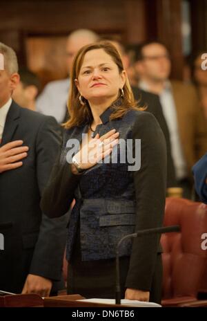 Manhattan, New York, USA. 19. Dezember 2013. Stadtrat und Mitglied CHARLES BARON wirft seine Faust auf den Boden des City Council Chambers für die letzte Sitzung des Jahres 2013, Donnerstag, 19. Dezember 2013. Bildnachweis: Bryan Smith/ZUMAPRESS.com/Alamy Live-Nachrichten Stockfoto