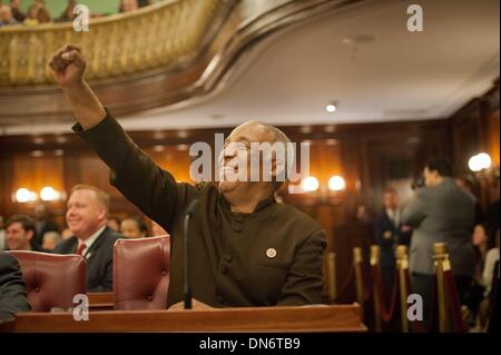 Manhattan, New York, USA. 19. Dezember 2013. Stadtrat und Mitglied CHARLES BARON wirft seine Faust auf den Boden des City Council Chambers für die letzte Sitzung des Jahres 2013, Donnerstag, 19. Dezember 2013. Bildnachweis: Bryan Smith/ZUMAPRESS.com/Alamy Live-Nachrichten Stockfoto