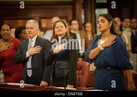 Manhattan, New York, USA. 19. Dezember 2013. Stadtrat und Mitglied CHARLES BARON wirft seine Faust auf den Boden des City Council Chambers für die letzte Sitzung des Jahres 2013, Donnerstag, 19. Dezember 2013. Bildnachweis: Bryan Smith/ZUMAPRESS.com/Alamy Live-Nachrichten Stockfoto