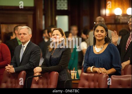 Manhattan, New York, USA. 19. Dezember 2013. Stadtrat und Mitglied CHARLES BARON wirft seine Faust auf den Boden des City Council Chambers für die letzte Sitzung des Jahres 2013, Donnerstag, 19. Dezember 2013. Bildnachweis: Bryan Smith/ZUMAPRESS.com/Alamy Live-Nachrichten Stockfoto