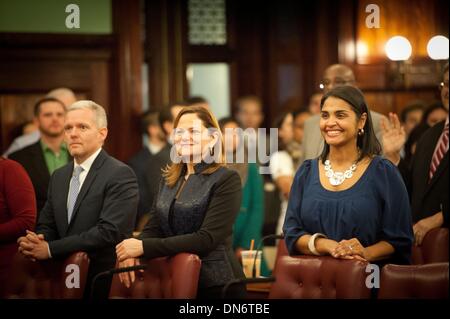 Manhattan, New York, USA. 19. Dezember 2013. Stadtrat und Mitglied CHARLES BARON wirft seine Faust auf den Boden des City Council Chambers für die letzte Sitzung des Jahres 2013, Donnerstag, 19. Dezember 2013. Bildnachweis: Bryan Smith/ZUMAPRESS.com/Alamy Live-Nachrichten Stockfoto