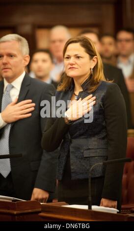 Manhattan, New York, USA. 19. Dezember 2013. Stadtrat und Mitglied CHARLES BARON wirft seine Faust auf den Boden des City Council Chambers für die letzte Sitzung des Jahres 2013, Donnerstag, 19. Dezember 2013. Bildnachweis: Bryan Smith/ZUMAPRESS.com/Alamy Live-Nachrichten Stockfoto