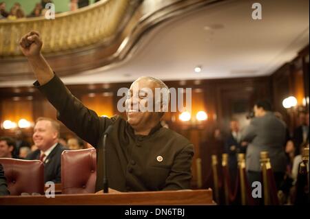 Manhattan, New York, USA. 19. Dezember 2013. Stadtrat und Mitglied CHARLES BARON wirft seine Faust auf den Boden des City Council Chambers für die letzte Sitzung des Jahres 2013, Donnerstag, 19. Dezember 2013. Bildnachweis: Bryan Smith/ZUMAPRESS.com/Alamy Live-Nachrichten Stockfoto