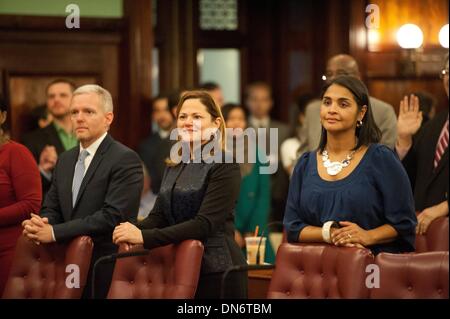 Manhattan, New York, USA. 19. Dezember 2013. Stadtrat und Mitglied CHARLES BARON wirft seine Faust auf den Boden des City Council Chambers für die letzte Sitzung des Jahres 2013, Donnerstag, 19. Dezember 2013. Bildnachweis: Bryan Smith/ZUMAPRESS.com/Alamy Live-Nachrichten Stockfoto