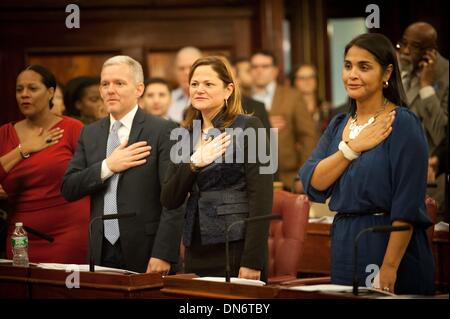 Manhattan, New York, USA. 19. Dezember 2013. Stadtrat und Mitglied CHARLES BARON wirft seine Faust auf den Boden des City Council Chambers für die letzte Sitzung des Jahres 2013, Donnerstag, 19. Dezember 2013. Bildnachweis: Bryan Smith/ZUMAPRESS.com/Alamy Live-Nachrichten Stockfoto