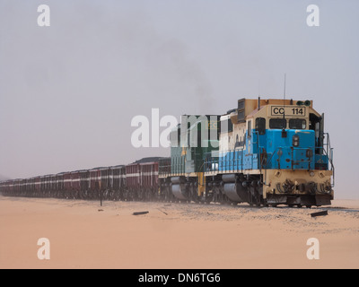 Güterzüge aus den Eisenminen in Zouérat Choum und Nouadhibou Hafen, Durchquerung der Sahara-Wüste Stockfoto