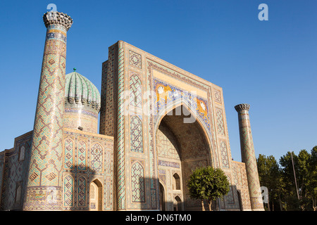 Sher Dor Madrasah, auch bekannt als Shir Dor Madrasah Registan Quadrat, Samarkand, Usbekistan Stockfoto