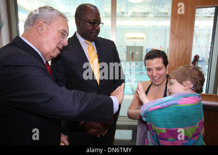 Boston, Massachusetts, USA. 19. Dezember 2013. Boston Bürgermeister Thomas Menino trifft jungen Boston ansässigen Samuel Horowitz, 2, und seine Mutter Alicia auf den Hyde Park YMCA in Boston, Massachusetts, die nach dem legendären Boston Bürgermeister Thomas Menino umbenannt wurde. Bürgermeister Menino dient seit 20 Jahren als Bürgermeister der Stadt und ist am Ende dieser Frist zurücktreten. Marty Walsh wurde als der neue Bürgermeister von Boston gewählt. Bildnachweis: Nicolaus Czarnecki/METRO US/ZUMAPRESS.com/Alamy Live-Nachrichten Stockfoto