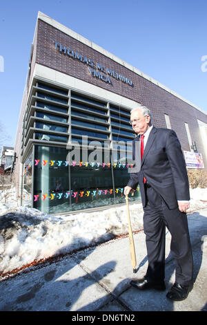 Boston, Massachusetts, USA. 19. Dezember 2013. Der Hyde Park CVJM in Boston, Massachusetts ist nach dem legendären Boston Bürgermeister Thomas Menino umbenannt. Bürgermeister Menino dient seit 20 Jahren als Bürgermeister der Stadt und ist am Ende dieser Frist zurücktreten. Marty Walsh wurde als der neue Bürgermeister von Boston gewählt. Bildnachweis: Nicolaus Czarnecki/METRO US/ZUMAPRESS.com/Alamy Live-Nachrichten Stockfoto