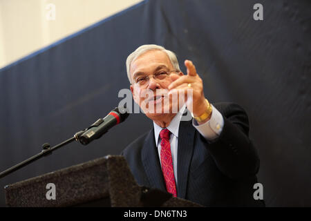 Boston, Massachusetts, USA. 19. Dezember 2013. Der Hyde Park CVJM in Boston, Massachusetts ist nach dem legendären Boston Bürgermeister Thomas Menino umbenannt. Bürgermeister Menino dient seit 20 Jahren als Bürgermeister der Stadt und ist am Ende dieser Frist zurücktreten. Marty Walsh wurde als der neue Bürgermeister von Boston gewählt. Bildnachweis: Nicolaus Czarnecki/METRO US/ZUMAPRESS.com/Alamy Live-Nachrichten Stockfoto
