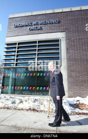 Boston, Massachusetts, USA. 19. Dezember 2013. Der Hyde Park CVJM in Boston, Massachusetts ist nach dem legendären Boston Bürgermeister Thomas Menino umbenannt. Bürgermeister Menino dient seit 20 Jahren als Bürgermeister der Stadt und ist am Ende dieser Frist zurücktreten. Marty Walsh wurde als der neue Bürgermeister von Boston gewählt. Bildnachweis: Nicolaus Czarnecki/METRO US/ZUMAPRESS.com/Alamy Live-Nachrichten Stockfoto