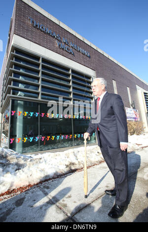 Boston, Massachusetts, USA. 19. Dezember 2013. Der Hyde Park CVJM in Boston, Massachusetts ist nach dem legendären Boston Bürgermeister Thomas Menino umbenannt. Bürgermeister Menino dient seit 20 Jahren als Bürgermeister der Stadt und ist am Ende dieser Frist zurücktreten. Marty Walsh wurde als der neue Bürgermeister von Boston gewählt. Bildnachweis: Nicolaus Czarnecki/METRO US/ZUMAPRESS.com/Alamy Live-Nachrichten Stockfoto