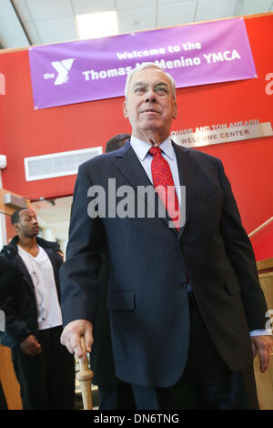 Boston, Massachusetts, USA. 19. Dezember 2013. Der Hyde Park CVJM in Boston, Massachusetts ist nach dem legendären Boston Bürgermeister Thomas Menino umbenannt. Bürgermeister Menino dient seit 20 Jahren als Bürgermeister der Stadt und ist am Ende dieser Frist zurücktreten. Marty Walsh wurde als der neue Bürgermeister von Boston gewählt. Bildnachweis: Nicolaus Czarnecki/METRO US/ZUMAPRESS.com/Alamy Live-Nachrichten Stockfoto