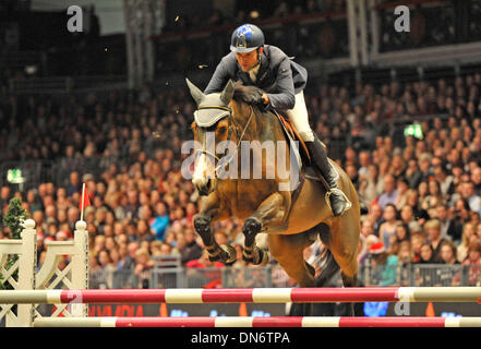 London, UK. 19. Dezember 2013. . Olympia internationale Reitturnier 16. Dez. 22. Dezember 2013. Donnerstag, den 19. Dezember. Luca Maria Moneta (ITA) Reiten Quova de Vains in der Alltech Christmas Puissance konkurrieren. Julie Badrick/Alamy Live-Nachrichten Stockfoto