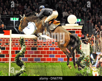 London, UK. 19. Dezember 2013. . Olympia internationale Reitturnier 16. Dez. 22. Dezember 2013. Donnerstag, den 19. Dezember. Luca Maria Moneta (ITA) Reiten Quova de Vains in der Alltech Christmas Puissance konkurrieren. Julie Badrick/Alamy Live-Nachrichten Stockfoto