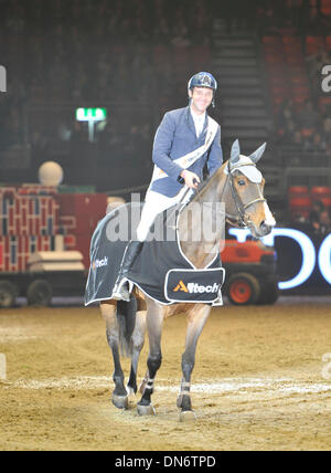 London, UK. 19. Dezember 2013. . Olympia internationale Reitturnier 16. Dez. 22. Dezember 2013. Donnerstag, den 19. Dezember. Luca Maria Moneta (ITA) Reiten Quova de Vains gewinnt die Alltech Christmas Puissance. Julie Badrick/Alamy Live-Nachrichten Stockfoto