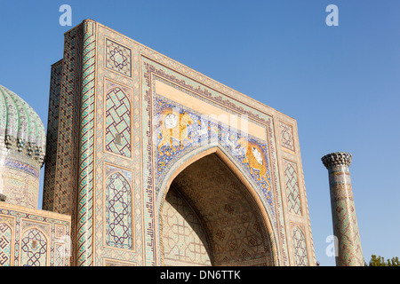 Sher Dor Madrasah, auch bekannt als Shir Dor Madrasah Registan Quadrat, Samarkand, Usbekistan Stockfoto