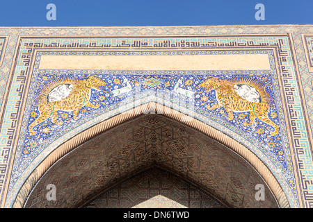 Fassade des Sher Dor Madrasah, auch bekannt als Shir Dor Madrasah Registan Quadrat, Samarkand, Usbekistan Stockfoto