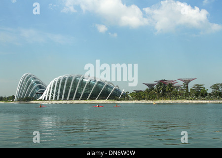 Gebäude an der Gardens By The Bay. Singapur. Menschen in Kajaks im Vordergrund. Stockfoto