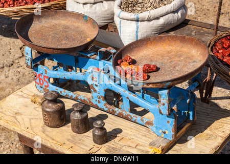 Alt mit einem Gewicht von Waagen und Gewichte in ein outdoor-Markt in der Nähe von Samarkand, Usbekistan Stockfoto