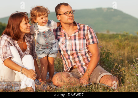 Glückliche Familie Spaß im Freien und lächelnd Stockfoto