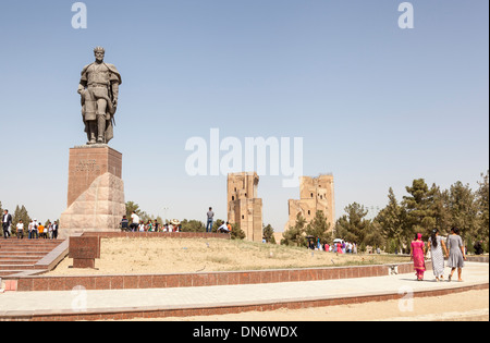 Statue von Amir Timur (Temur) und Ak Serai Palace, (Ak Sarai, Ak Saray und weißer Palast), Shakhrisabz, Usbekistan Stockfoto