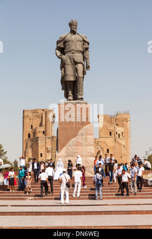 Statue von Amir Timur (Temur) und Ak Serai Palace, (Ak Sarai, Ak Saray und weißer Palast), Shakhrisabz, Usbekistan Stockfoto