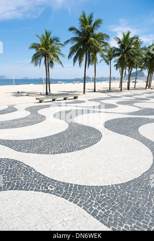 Kultige Bürgersteig Fliesenmuster mit Palmen am Copacabana Strand Rio de Janeiro Brasilien Stockfoto