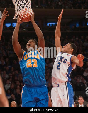 New York, New York, USA. 19. Dezember 2013. Der Bruin vorwärts/Mitte Tony Parker (23) Triebe unter dem Korb Herzogss Wache Quinn Cook (2) in der zweiten Hälfte während des CarQuest Auto Teile klassischen Spiels zwischen den UCLA Bruins und die Duke Blue Devils im Madison Square Garden in New York City zu verteidigen versucht. © Csm/Alamy Live-Nachrichten Stockfoto
