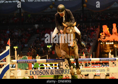 London, UK. 19. Dezember 2013. London International Horse Show 2013. Pferd Springprüfung für die Raymond Brooks-Ward Memorial Trophy in Kensington Olympia in London, 19. Dezember 2013, Foto von Li/Alamy Live News sehen Stockfoto