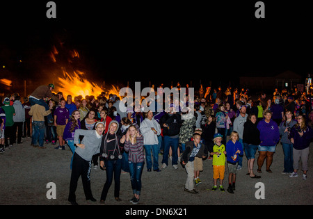 Schülerinnen und Schüler versammeln sich zum jährlichen Herbst Pep Rally und Lagerfeuer Stockfoto