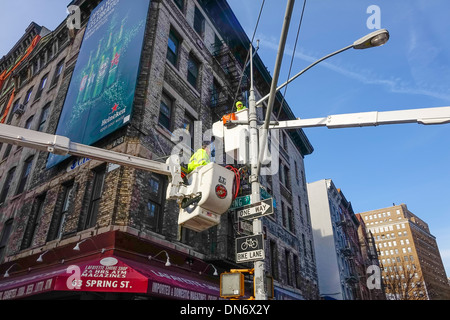 Männer auf Cherry Pickers Reparatur Ampeln in New York City Stockfoto