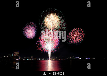 Vielzahl von Farben Feuerwerk oder Feuerwerkskörper in der Dunkelheit in Pattaya City, Thailand. Stockfoto