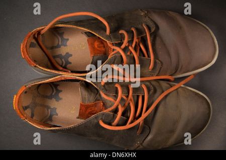 Paar bequeme Merrell Schuhe, braun mit orange Schnürsenkel Stockfoto