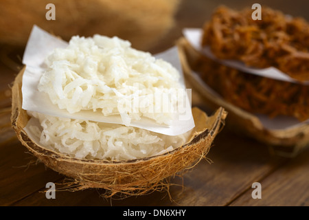 Peruanische Cocadas, eine traditionelle Kokos Dessert in der Regel auf der Straße verkauft gemacht Kokosraspeln und weißen oder braunen Zucker Stockfoto
