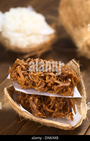 Peruanische Cocadas, eine traditionelle Kokos Dessert in der Regel auf der Straße verkauft gemacht Kokosraspeln und weißen oder braunen Zucker Stockfoto