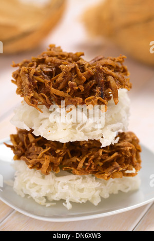 Peruanische Cocadas, eine traditionelle Kokos Dessert in der Regel auf der Straße verkauft gemacht Kokosraspeln und weißen oder braunen Zucker Stockfoto