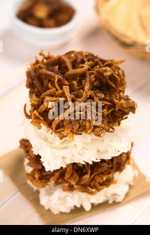 Peruanische Cocadas, eine traditionelle Kokos Dessert in der Regel auf der Straße verkauft gemacht Kokosraspeln und weißen oder braunen Zucker Stockfoto